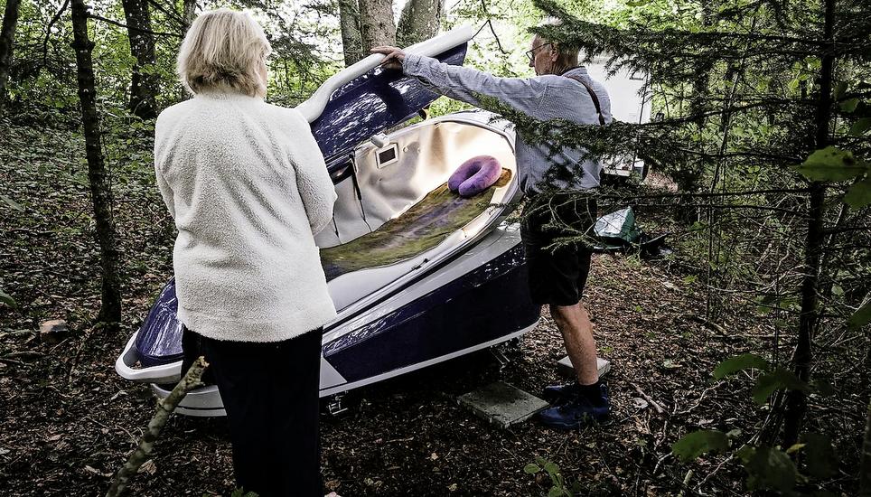 Bild von den Ereignissen auf dem Randen im September 2024: im Vordergrund die Amerikanerin, im Hintergrund Sarco-Erfinder Philipp Nitschke. Bild: X/Philipp Nitschke