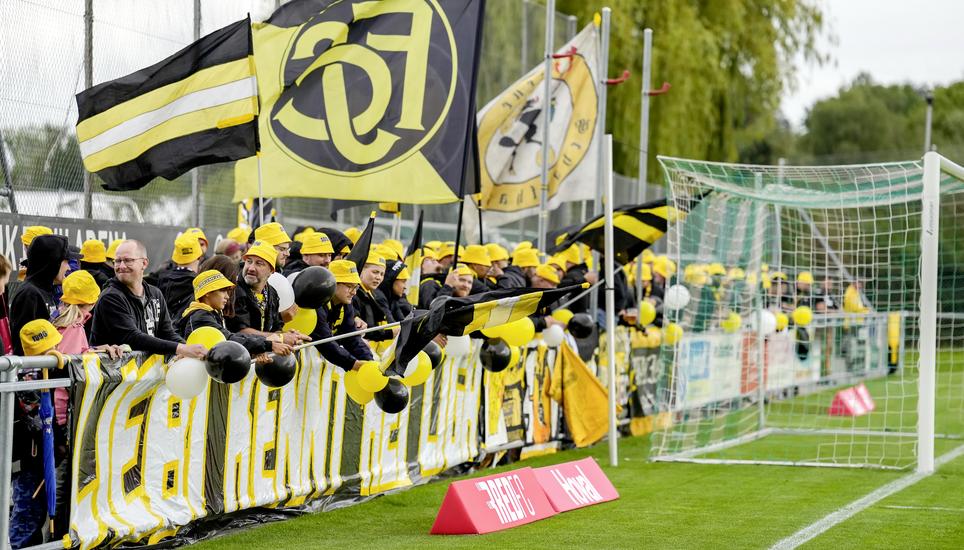 Die Fans des FCS mit Schlapphüten, Fahnen und Luftballons. Vor ihnen das Banner mit der klaren Aussage: «Liebi kennt kei Liga.» Bild: Roger Albrecht 02.08.2025, Kreuzlingen, Fussball Promotions League - FC Kreuzlingen - FC Schaffhausen;
(Roger Albrecht/sport-presse)