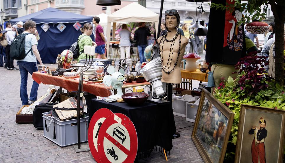 Auch wenn die zwei Verkäuferinnen schnell den Rücken kehren, bleibt der Stand bewacht. Bilder: Dominic Caviezel