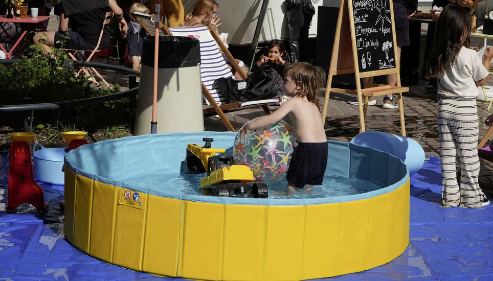 Das Sommerfest des Familienzentrums lockt viele junge Gäste vor die Kirche St. Johann, wo unter anderem auch ein Planschbecken aufgestellt wurde. Bild: Enya Dalle Feste