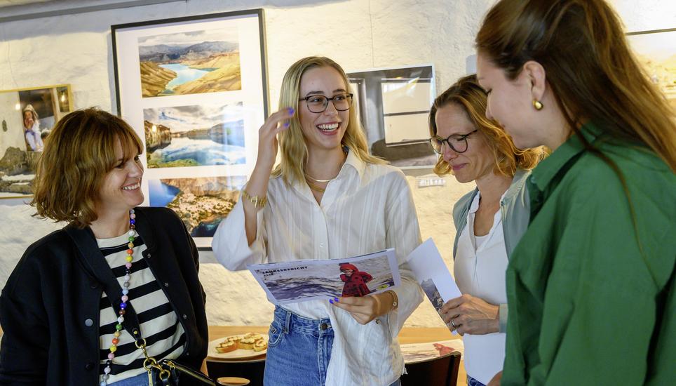 Co-Kuratorin und Gastgeberin Marianna Ortmann (2. v. l.) im Kreise von Besucherinnen der Vernissage am Samstag in der Fassbeiz. Bild: Michael Kessler