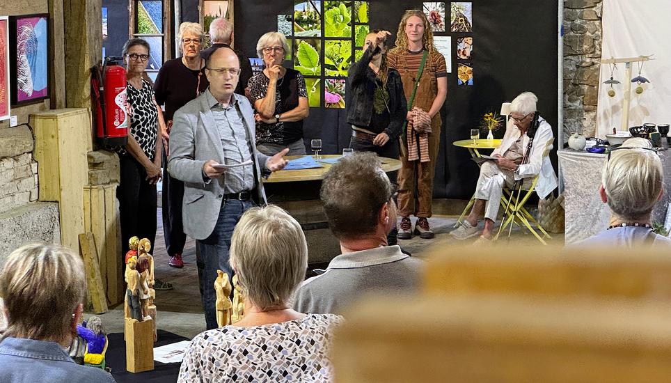 Der Rheinauer Gemeindepräsident Andreas Jenni bei seiner Laudatio zur Eröffnung der Kunstausstellung «Artemis» 2025. Bilder: Alexander Joho
