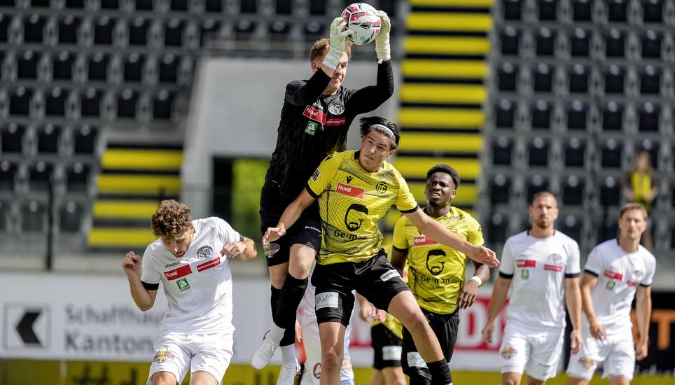 Die Schaffhauser Spieler versuchten immer wieder, die Gästeabwehr um Keeper Kilchhofer unter Druck zu setzen. Bild: Roger Albrecht 24.08.2025, Schaffhausen, Fussball Promotions League - FC Schaffhausen - FC Breitenrain;
(Armando Albrecht/sport-presse)