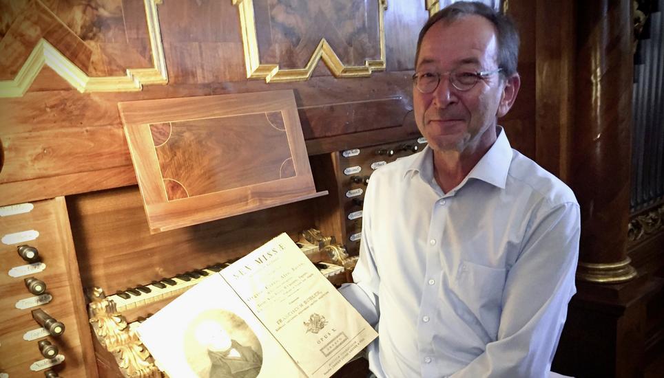 Organist Andreas Maisch zeigt eine Original-Komposition von Franz Bühler (1760–1823). Bild: Ursula Fehr
