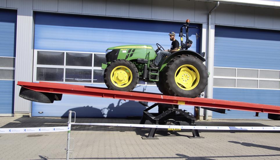 Der grosse Klassiker beim Traktorgeschicklichkeitsfahren, auch in Marthalen: Das Befahren der Wippe. Bilder: Roland Müller