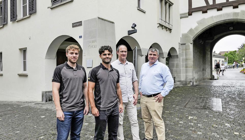 Hier, am Untertor und an der Choligass, werden im Januar die Arbeiten beginnen. Von links: Die Kundenberater Linus Tenger und Rafael Lopes, Daniel Meyer, Geschäftsführer Wärmeverbund Stein am Rhein AG, und Roman Suter, Stadtrat Stein am Rhein und Verwaltungsrat Wärmeverbund Stein am Rhein AG