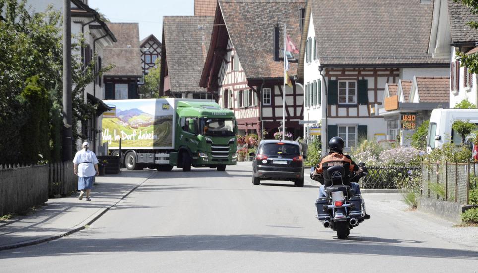 Verkehrsprobleme-Hotspot in Stammheim: Die Hauptstrasse durch Oberstammheim. Bilder: Alexander Joho