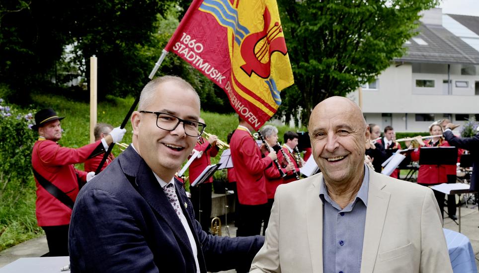 Der Thurgauer Regierungsrat Urs Martin (links) gratuliert Gründer und Stiftungsratspräsident Peter Schuppli zum 40-jährigen Bestehen des Seniorenzentrums Vogelsang in Diessenhofen. Bild: Thomas Brack