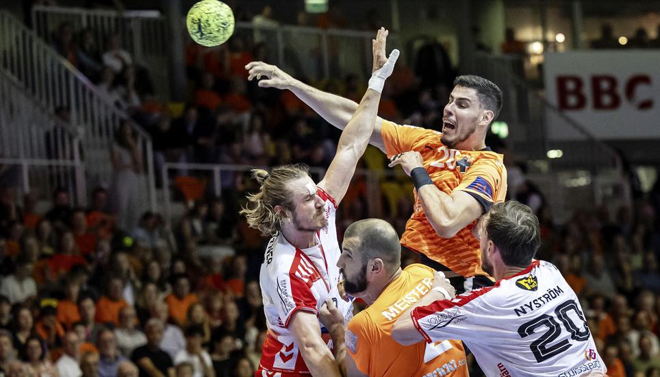 Neuauflage eines umkämpften Finalduells: Zum Start der neuen Saison gastieren die Kadetten (in Orange) beim BSV Bern. Bild: Keystone
