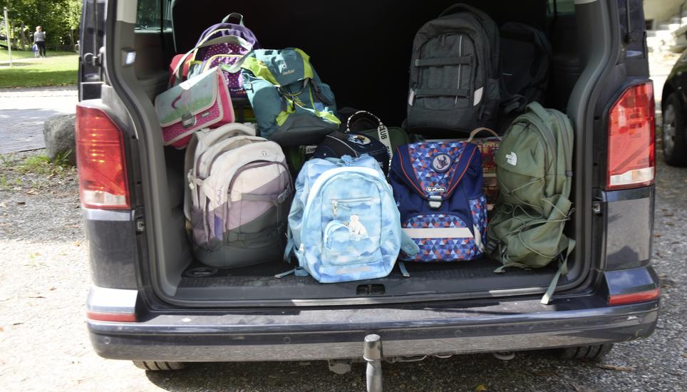 Den VW-Bus gut gefüllt: die Ausbeute der Thek-, Rucksack- und Schultäschlisammelaktion des Elternforums Marthalen. Bild: Alexander Joho