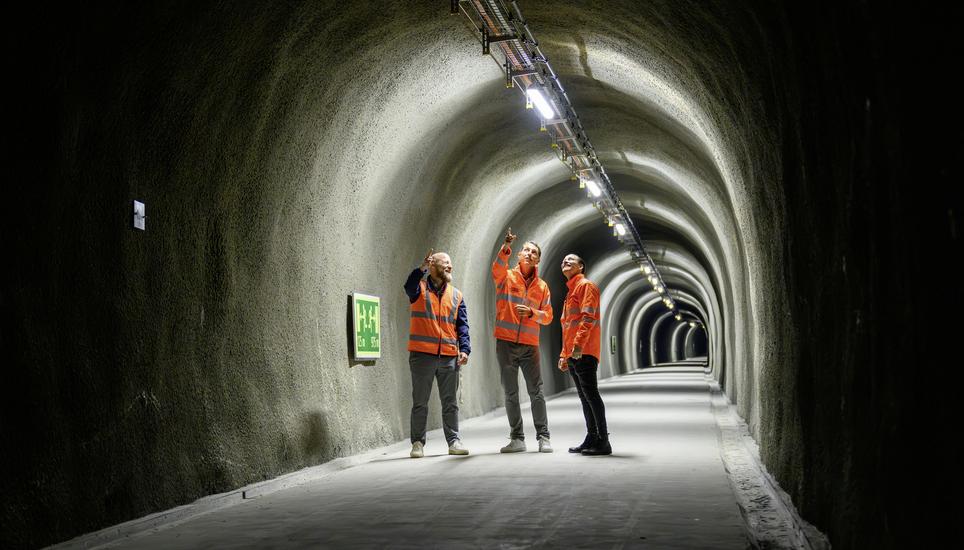 Der Bau des 1200 Meter langen Sicherheitsstollens dauerte insgesamt fünf Jahre. Im Bild: Marco Zbinden, Amstein+Walthert Progress AG, Michael Ritter, Manuel von Burg, beide Astra (v. l.). Bilder: Michael Kessler