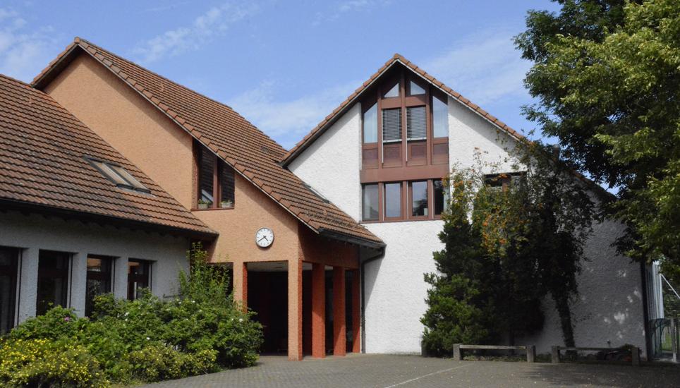 Hier findet kein regulärer Unterricht mehr statt: Im ehemaligen Primarschulhaus in Volken werden seit August nur noch Tagesstrukturen angeboten. Bild: Alexander Joho