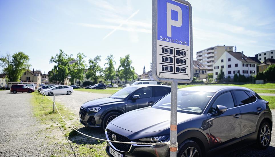 Die Burgunwiese wird heute als Ausweichparkplatz für Touristen genutzt. Bild: Melanie Duchene Blick auf den Parkplatz Burgunwiese, am Montag, 25 August 2025. (Melanie Duchene / Schaffhauser Nachrichten)