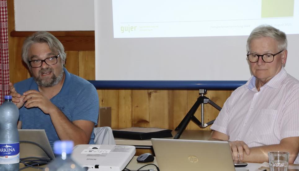 Roland Brandenberger (links) orientierte über den aktuellen Stand der Bauarbeiten für das zweite Standbein des Zweckverbands der Gruppenwasserversorgung Kohlfirst, Verbandspräsident Erich Wipf orientierte über den Rohrleitungsbruch in Flurlingen von Anfang August. Bilder: Roland Müller