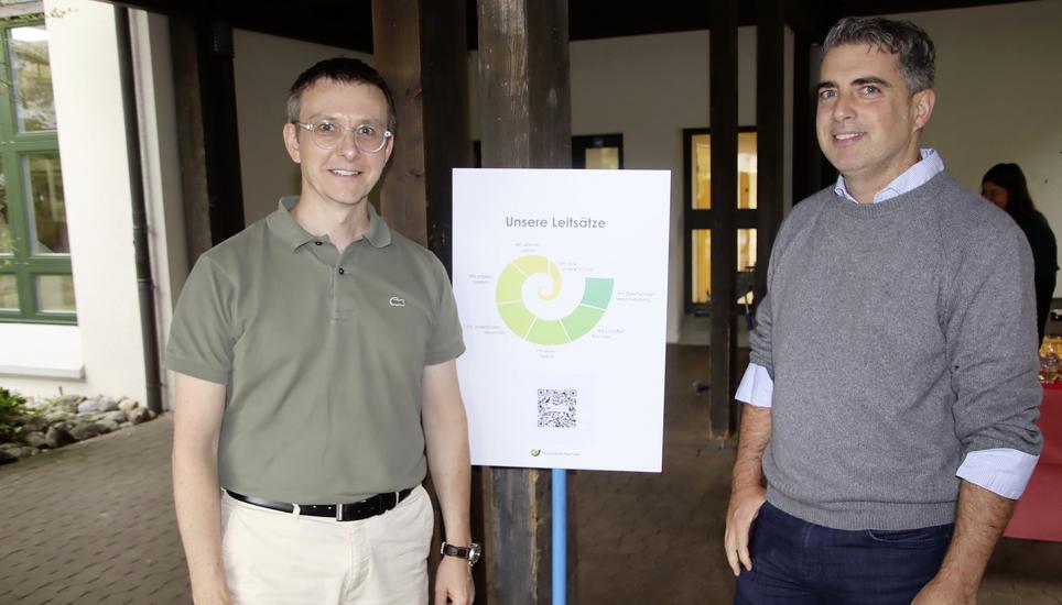 Schulleiter Patrick Stump (links) und Schulpflegepräsident Thomas Hausheer präsentierten der Marthaler Bevölkerung das neue Leitbild der Primarschule Marthalen. Bilder: Roland Müller
