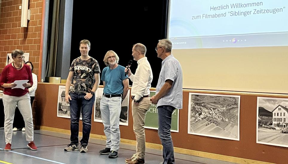 Gemeindepräsidentin Karin Spengler (l.) moderierte die Talkrunde mit Robin Koch, René Spörri, Philipp Früh und Regisseur Jürg Schulthess. Bild: Susanna Jungmann