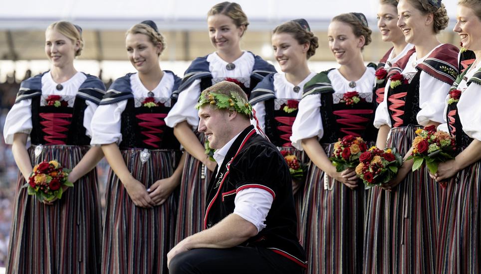 Trachten und Tradition: Das Schwingen steht wie kaum ein anderer Sport für die Schweizer Identität. Im Bild der Schwingerkönig von 2022, Joel Wicki, umringt von Ehrendamen. Bild: Keystone