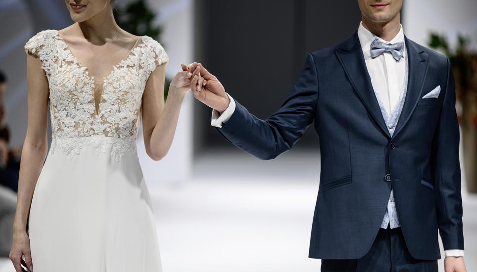 Models praesentieren die neuste Brautmode an der Hochzeitsmesse Josy, fotografiert am Samstag, 18. Januar 2025 in der Messe Bernexpo in Bern. (KEYSTONE/Christian Beutler)