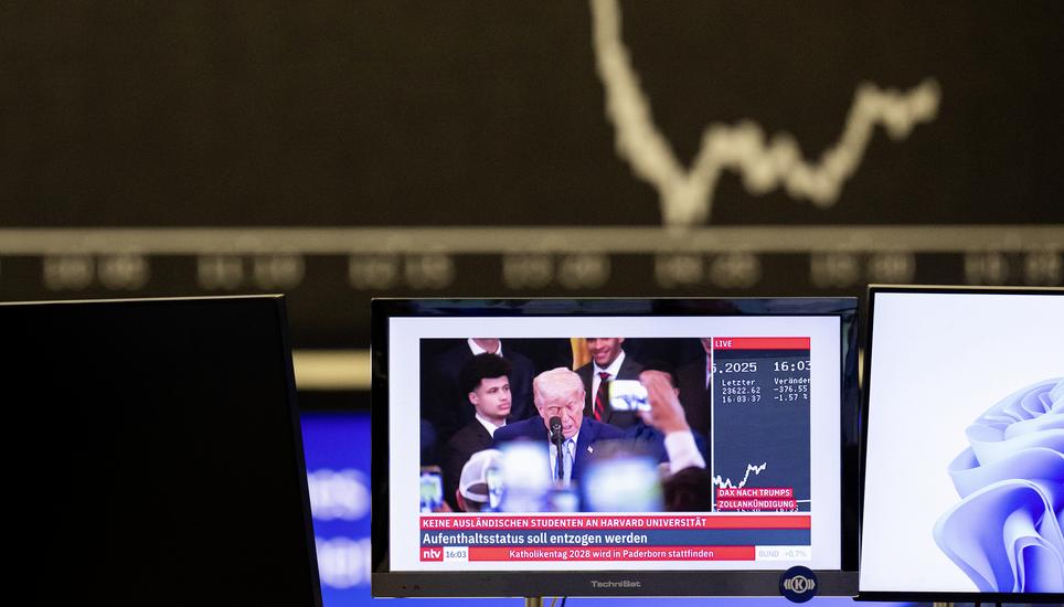 Trumps Hammer lässt die Schweizer Börse überraschend kalt. Symbolbild: Keystone