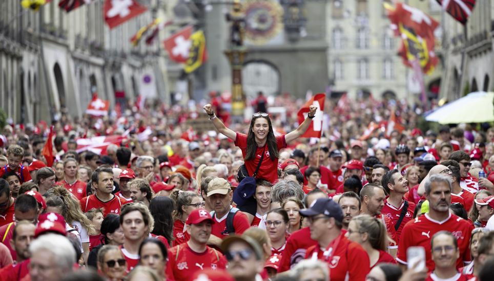 Positiv, respektvoll, aber dennoch laut und fröhlich: Die Fans an der EM sorgten für eine riesige Stimmung rund im Land. Bild: Keystone