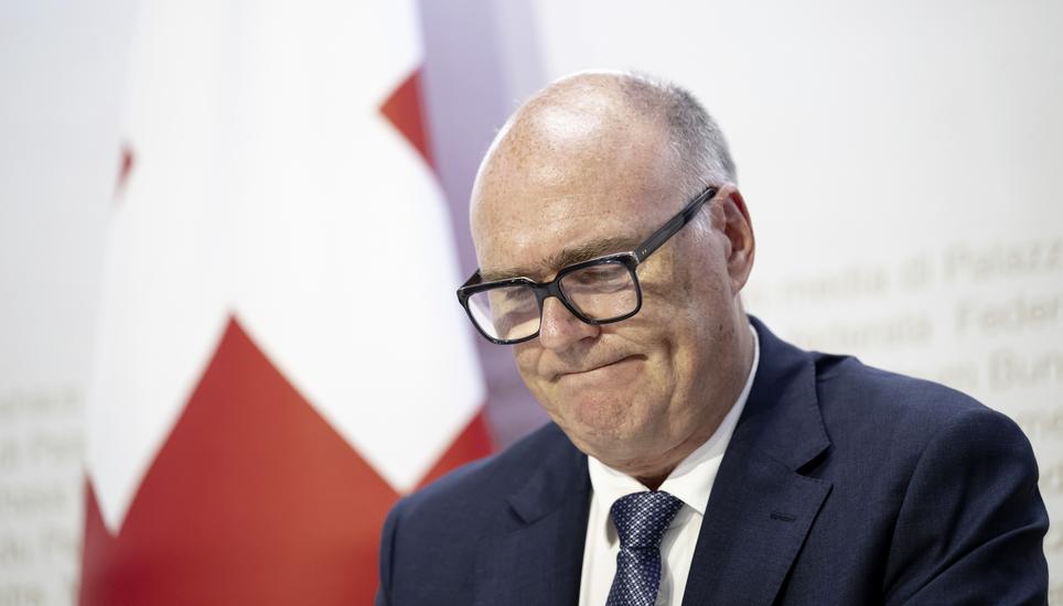 Bundesrat Martin Pfister legt den aktuellen Stand der Verhandlungen und das weitere Vorgehen Air2030 dar – unter dem Strich muss die Schweiz die Bedingungen der USA akzeptieren. Bild: Keystone