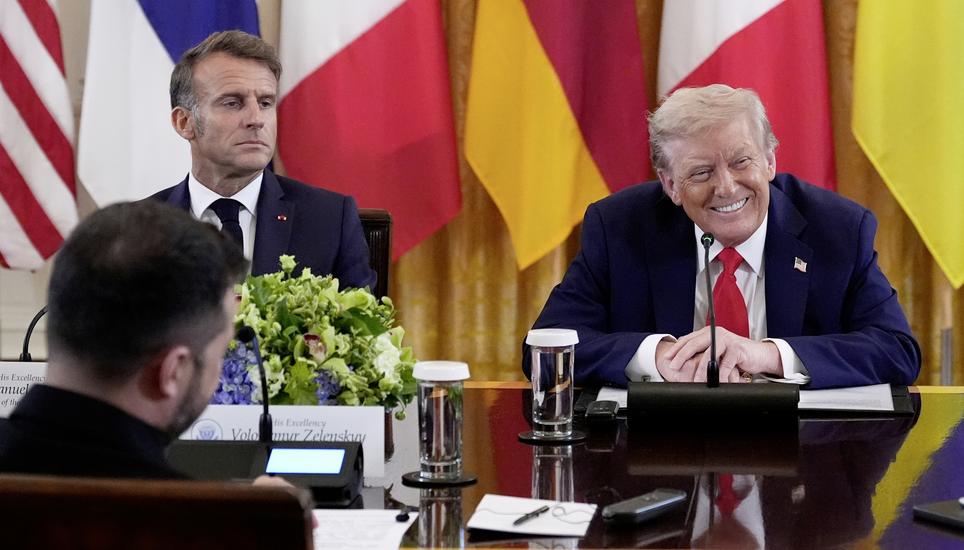 Angesichts der Kräfteverhältnisse keine einfache Ausgangslage: Selenskyj, Macron und Trump. Bild: Keystone