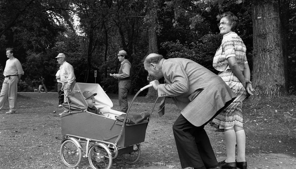 Die Beziehung von Grosseltern zu ihren Enkelkindern zeigt: Es muss nicht alles neu erfunden werden, aber auch nicht alles so bleiben, wie es einst richtig war. Bild: Key