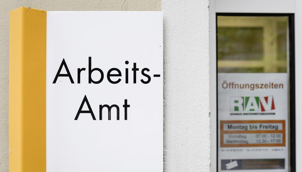 Das Schaffhauser Arbeitsamt mit der regionalen Arbeitsvermittlung an der Mühlentalstrasse. Hier können Firmen bei der Kantonalen Amtsstelle Voranmeldungen für Kurzarbeit tätigen. Bild: Melanie Duchene Das regionales Arbeitsvermittlungszentrum, kurz RAV, von aussen, am Dienstag, 9. Juni 2020. (Melanie Duchene / Schaffhauser Nachrichten)