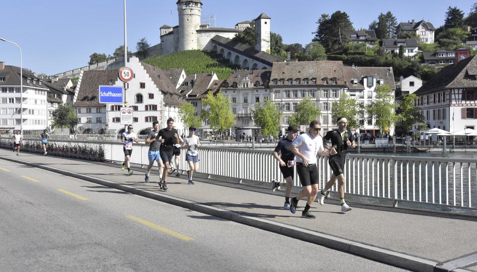 Konzentriert auf die Laufstrecke: Die Schönheit der Landschaft mit dem Schaffhauser Wahrzeichen wird zur Nebensache. Bilder: Pascal Oesch