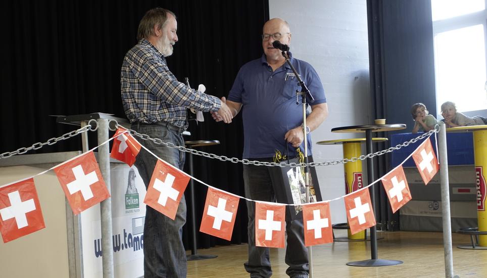Erich Schlatter (r.), Präsident des Männerchors, bedankt sich bei Bernhard Egli für die «freche» 1.-August-Rede. Bild: Grazia Barbera