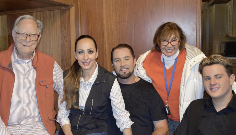 Im Zirkuswagen: das Zirkusteam (v. l.) Urs Pilz, Jana Mandana Lacey-Krone, Martin Lacey, Machy Pilz und Alexis Lacey. Bild: Margrith Pfister-Kübler