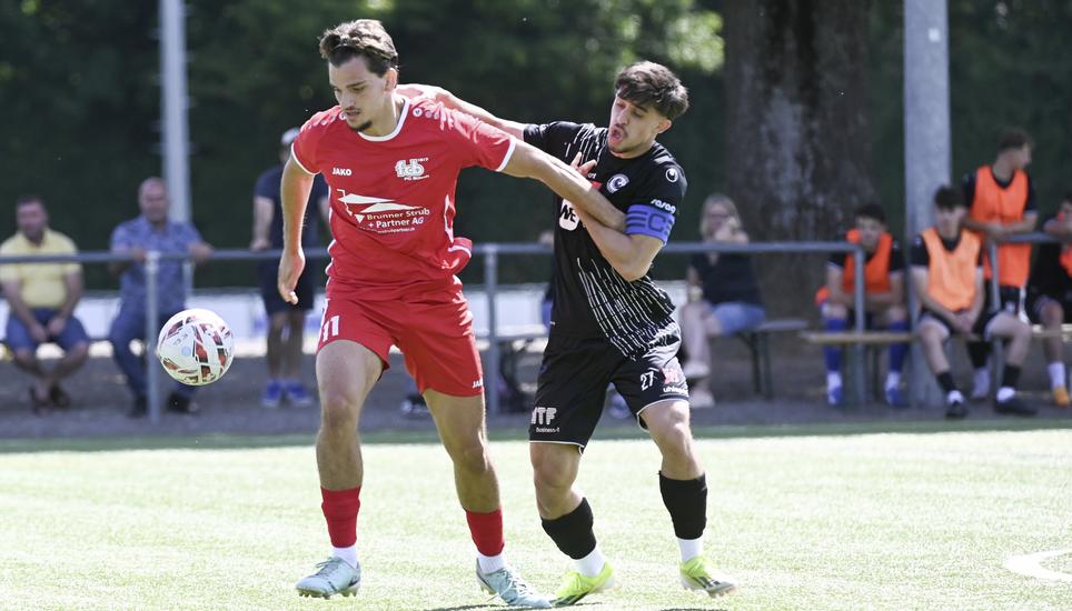 Die SVS-Spieler um Nasibullah Gholami (rechts) starten in die neue Saison gegen den Tessiner Klub Collina d’Oro. Bild: Davide Mühlebach