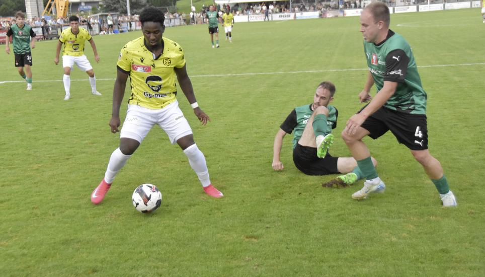 Der FC Schaffhausen gelingt ein wichtiger Sieg gegen den FC Härkingen. Der Siegestreffer fällt jedoch erst in der Verlängerung durch Colin Odutayo (am Ball). Bild: Pascal Oesch