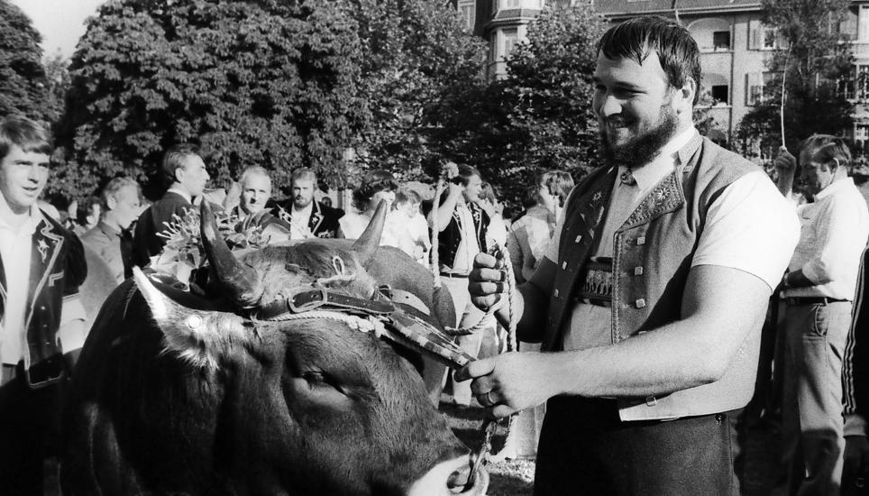 Ernst Schläpfer posiert mit Muni «Gregor» nach dem erstmaligen Gewinn des Schwing- und Älplerfests 1980 in St. Gallen. Bild: Keystone