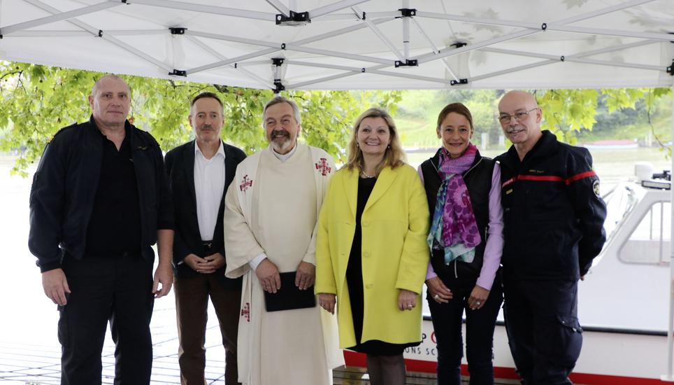 Feuerwehrinspektor Jürg Bänziger, Dienststellenleiter Andreas Rickenbach, Pfarrer Joachim Finger, Regierungsrätin Cornelia Stamm Hurter, Stadträtin Christine Thommen und Gilbert Fauchs, Sicherheitsberater, (v. l.) waren bei der Taufe dabei. Bild: Enya Dalle Feste