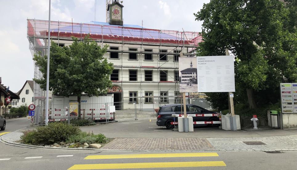 Das Gemeindehaus in Flaach wird derzeit umgebaut. Auf einem öffentlichen Rundgang ist der aktuelle Stand der Arbeiten ersichtlich. Bilder: Toni Saller
