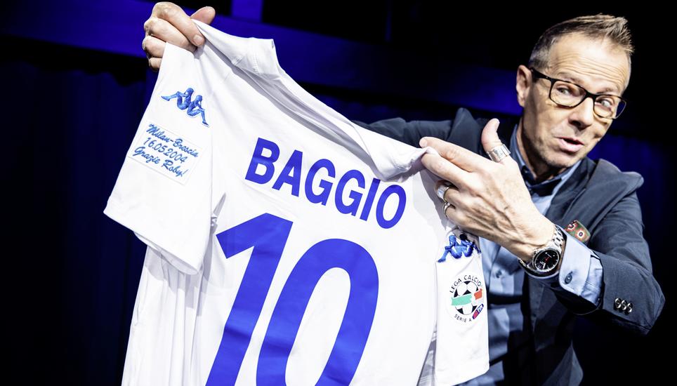 Das Fussball-Trikot von Roberto Baggio ist eines der Fundstücke, die Bänz Friedli beim Aufräumen in seinem Keller gefunden hat. Im aktuellen Kabarett-Programm steht es sinnbildlich für das Scheitern. Bild: zVg/Vera Hartmann