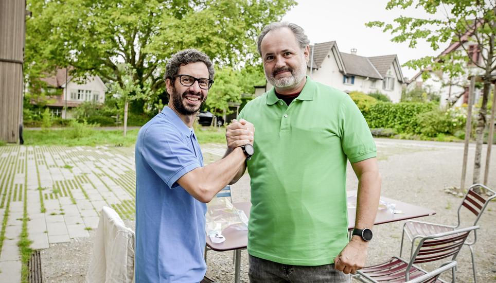 Timo Würsch (l.) und Raphael Kräuchi sind nun die Chefs der kantonalen GLP. Ihr Vorgänger Christoph Hak schenkte ihnen nach der Wahl ein blaues und ein grünes Polohemd. Bild: Melanie Duchene Raphael Krï¿ï¾¤uchi, rechts, und Timo Wï¿ï¾¼rsch werden in das Co Prï¿ï¾¤sidium der GLP gewï¿ï¾¤hlt,, am Mittwoch, 27 August 2025. (Melanie Duchene / Schaffhaus