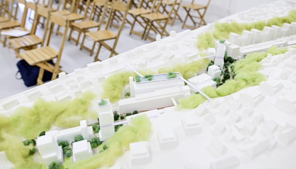 Auch eine Neuauflage der Velo- und Fussgängerbrücke übers Mühlental gehört dazu: Modell in der aktuellen Ausstellung. Bild: Melanie Duchene Katrin Bernath, Baureferentin, Marcel Angele, Leiter Stadtplanung und Chirstoph Bill, Projketleiter Stadtplanung, bei der Medienkonferenz zur Gebietsentwicklung des Mï¿ï¾¼hlental, am Dienstag, 19 August 2025. (Melanie Duchene / Schaffhauser Nachric