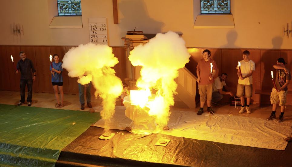 Mit einem brandheissen Spektakel wurde die Verbandsgründung der Jungen Kirche Klettgau in der Löhninger Kirche gefeiert. Bild: zVg/Doris Brodbeck