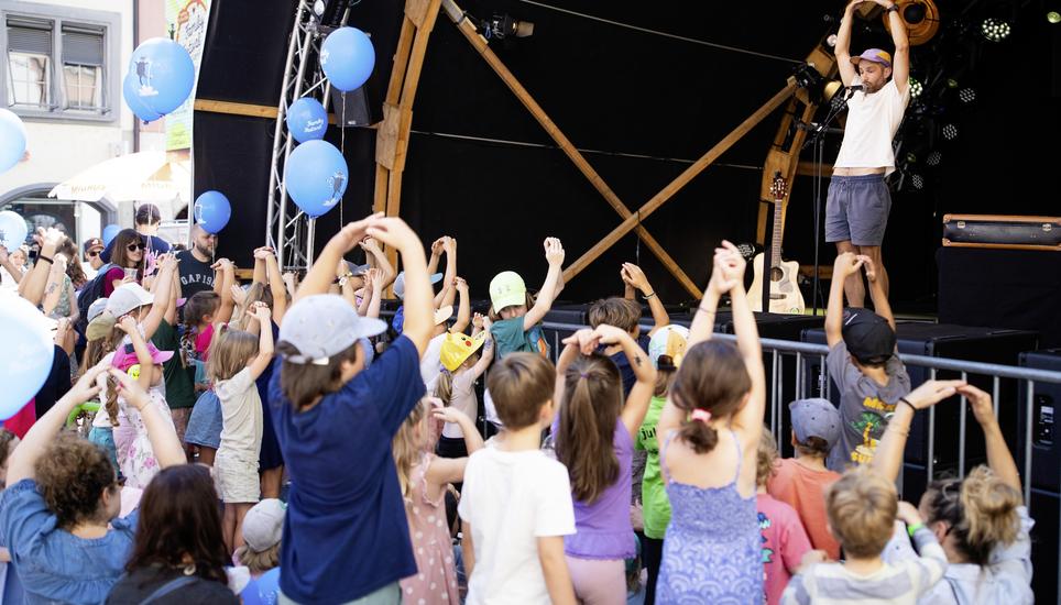 Unter dem Künstlernamen Sig Sag Sugg singt Fabian Ruoss für und mit Kindern. Bilder: Dominic Caviezel