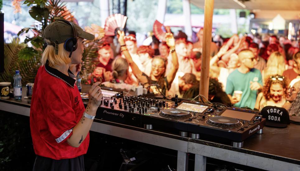 DJ Rebekah Abdeen aus Grossbritannien heizt den Partypavillon ein. Bilder: Dominic Caviezel