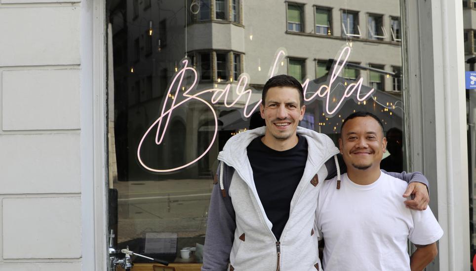 Erich Villareal und Andre Loos testen ein neues alkoholfreies Bier, welches sie künftig im Westflügel der Kammgarn anbieten möchten. Bild: Enya Dalle Feste