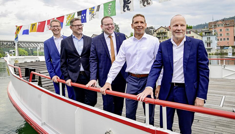 Leinen los in die KI-Zukunft: Thomas Kellenberger, Eduard Modalek, Marcel Montanari, Edward Mulder und Claus Martini (v.l.). Bild: Melanie Duchene Die IVS lï¿ï¾¤d auf eine Schifffahrt ein zum THema KI, vlnr Thomas Kellenberger, Eduard Modalek, Marcel Montanari, Eward Mulder und Claus Martini, am Mittwoch, 27 August 2025. (Melanie Duchene / Schaffhauser Nachricht