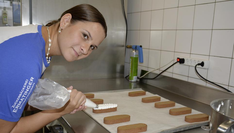 Ishell Müller arbeitet an ihren Tortelettes, einer Eigenkreation. Bild: Thomas Martens