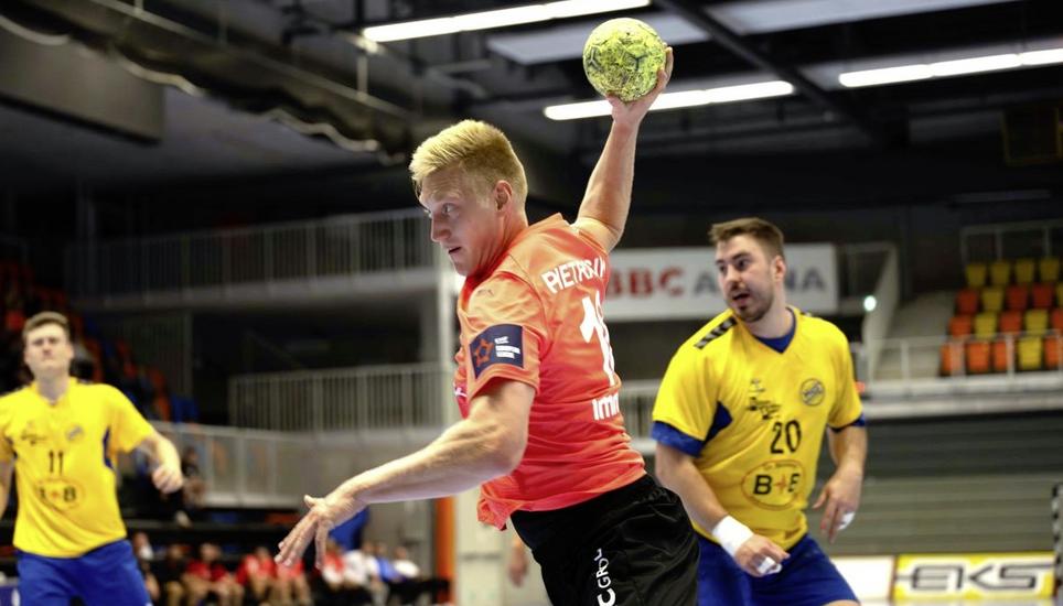 Ariel Pietrasik (am Ball, im Test gegen Konstanz) und die Kadetten treten am Samstag zum nächsten Testspiel an. Bild: Andre Frensel