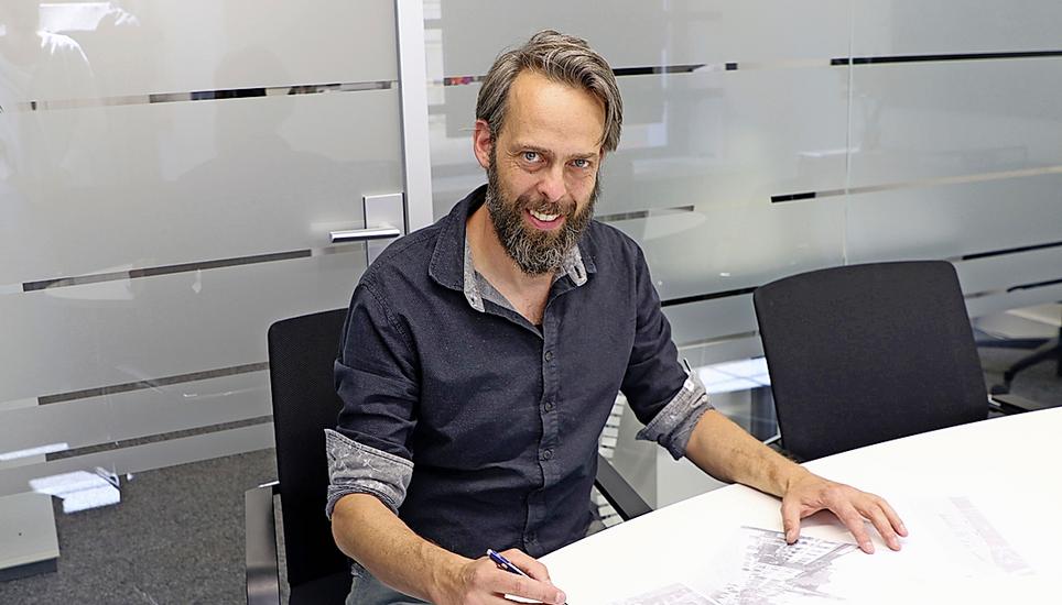 Daniel Bösch gestaltete zusammen mit Architekten und Ingenieuren den Bahnhof Schaffhausen. Bild: Enya Dalle Feste