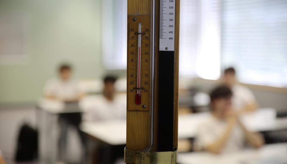 Die Temperaturen im vierten Stock des Berufsbildungszentrums machen den Lernenden teilweise zu schaffen. Bild: Till Burgherr