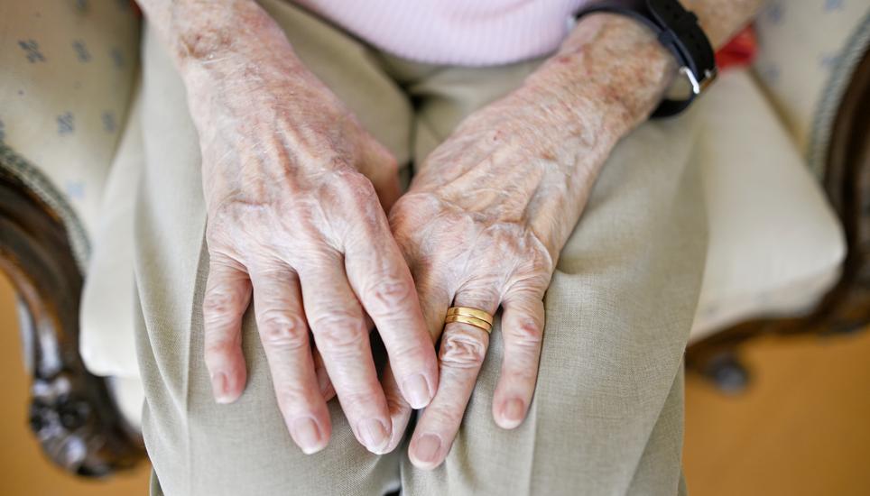 Vor allem der Teuerung wegen kostet ein Tag im Altersheim ab nächstem Jahr im Schnitt 10 Prozent mehr als zuvor. Bild: Melanie Duchene Margaret Graf in ihrem Zimmer im Altersheim Schï¿ï¾¶nbï¿ï¾¼hl. Margaret Graf wird 100 Jahre alt am Sonntag, am Freitag, 11. April 2025. (Melanie Duchene / Schaffhauser Nachr