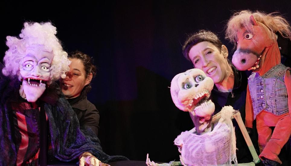 Mariann Keist (links) und Felicia Sutter treten mit dem Figurentheater Matou am 9. und 10. August beim Theaterfestival in Stein am Rhein auf. Bild: zVg/Lük Stucki